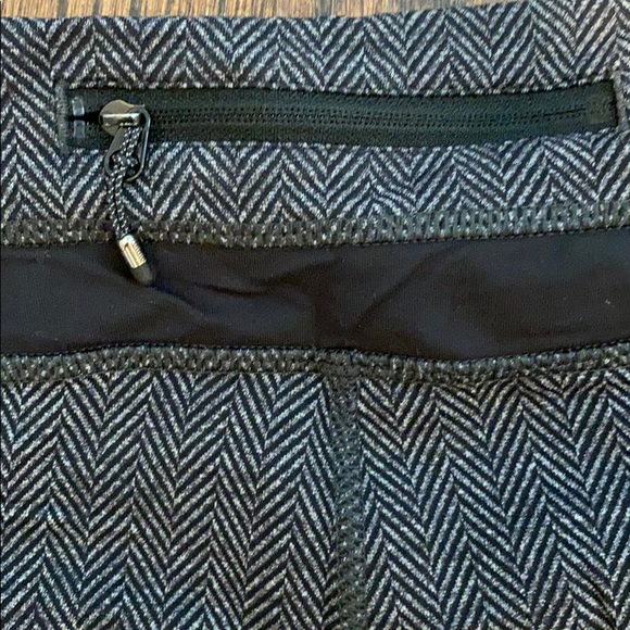 Lululemon crop with back pocket zipper and elastic - Picture 3 of 5
